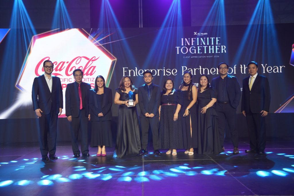 AC Health executives Paolo Borromeo and Dr. Num Tanthuwanit presenting awards during the Client Appreciation Night, celebrating corporate partnership and integrated healthcare.